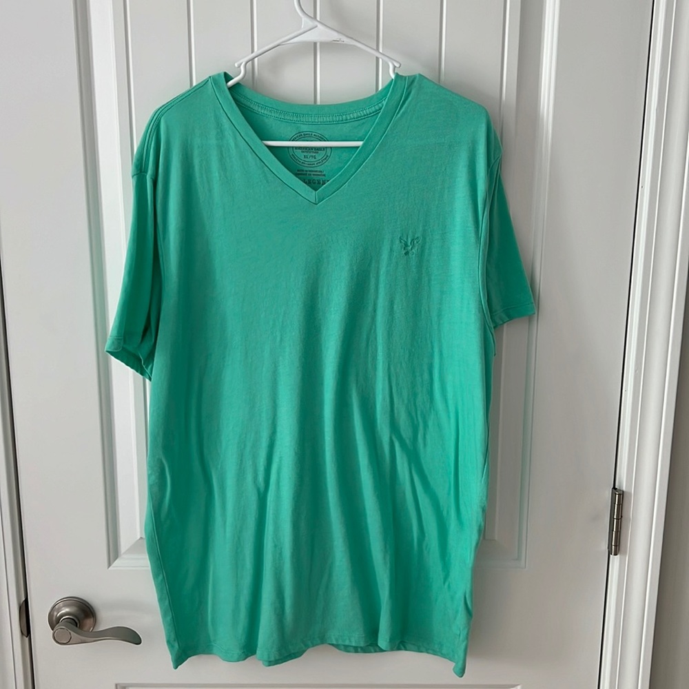 American Eagle Men’s V Neck Tee XL